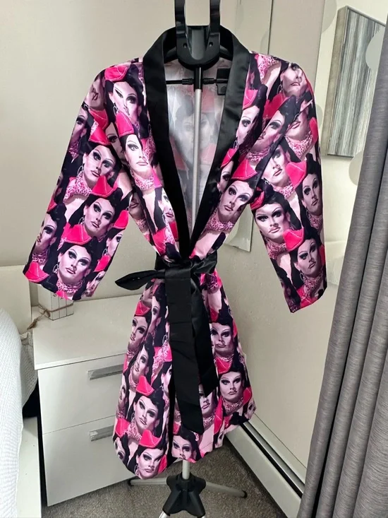 THE 'Jan was ROBED!' ROBE 
XL - 2XL: 40.16" long, 50.79" chest - Picture 2 of 7